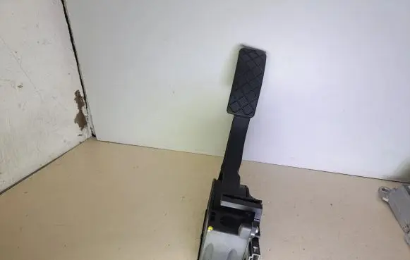 Volkswagen Polo IV 9N3 Accelerator throttle pedal 689201667 689201667YB3 6Q1721503F