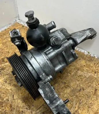 BMW 5 E60 E61 Power steering pump 61289