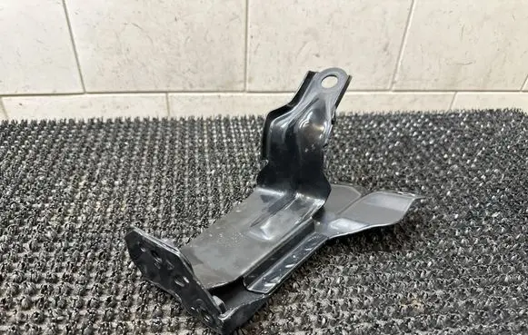 Volvo XC60 Radiator mount bracket 