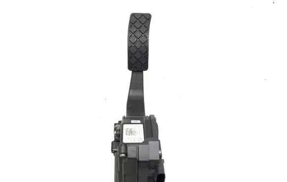 Accelerator throttle pedal