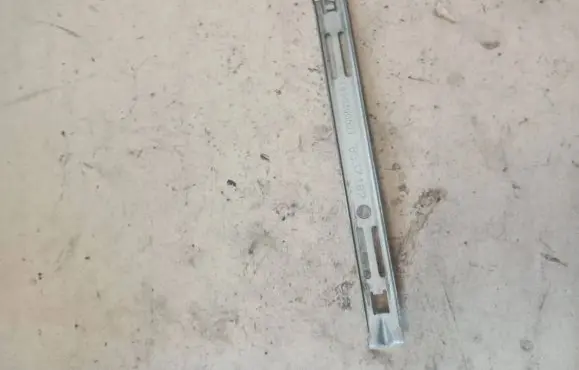 Headlight/headlamp mounting bracket