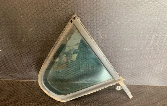 Rear vent window glass