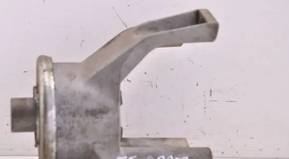Volkswagen Transporter - Caravelle T5 Engine mount bracket