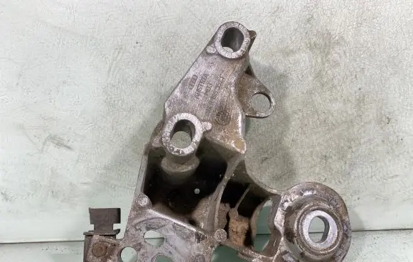 Engine mounting bracket