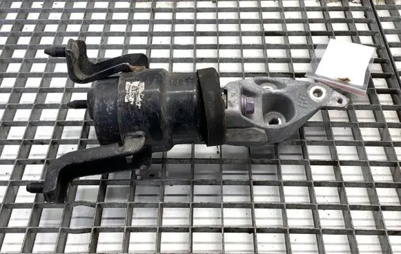 Toyota Camry VIII XV70 Engine mounting bracket