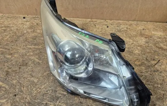 Toyota Avensis T270 Headlight/headlamp