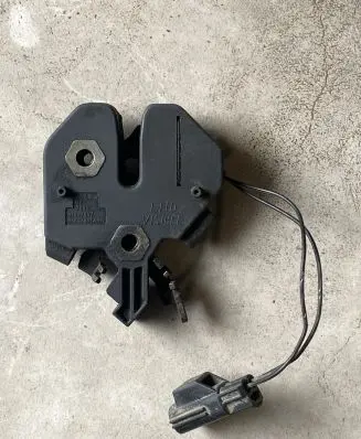 Volvo XC70 Engine bonnet/hood lock/catch 9483765 9483764 7890