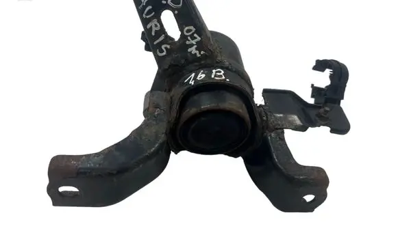 Toyota Auris 150 Engine mount bracket