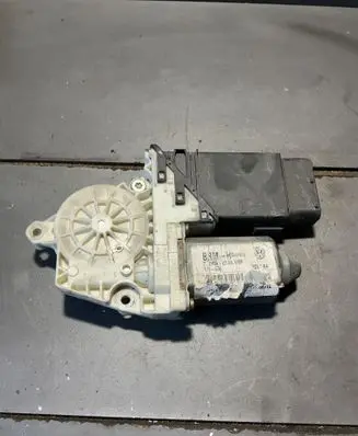 Volkswagen Golf IV Front door window regulator motor 101387101