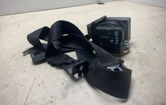 Seat Toledo II (1M) Front seatbelt 3309582