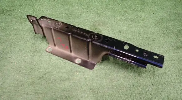 Maserati GranTurismo II Fender mounting bracket 