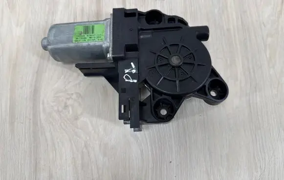 Ford Kuga I Front door window regulator motor 979037