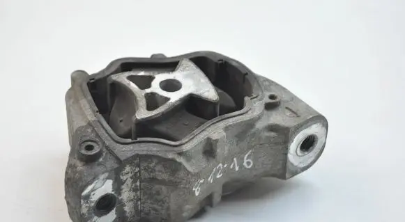 Volvo XC60 Engine mount bracket