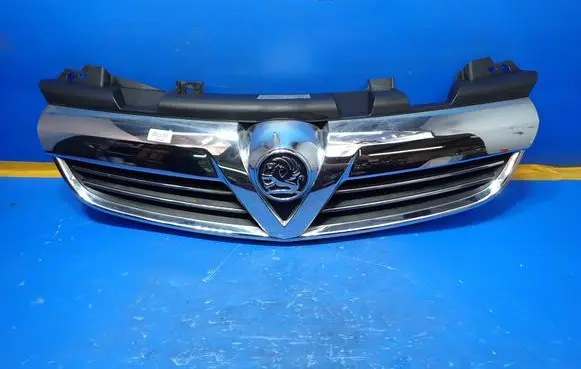 Opel Zafira B Front bumper upper radiator grill 13247331