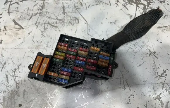 Volkswagen Touareg I Fuse module 7L0941828A