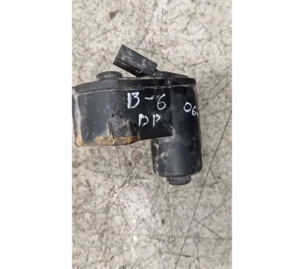 Volkswagen PASSAT B6 Rear brake caliper 32332267