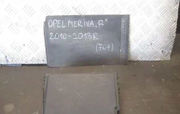Opel Meriva B Fuse box cover 13246936
