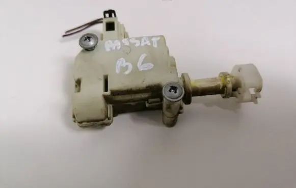 Volkswagen PASSAT B6 Central locking motor 3C0810773