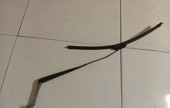Mitsubishi Colt Front wiper blade arm 