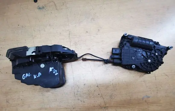 BMW 7 F01 F02 F03 F04 Rear door soft close latching motor 7185687