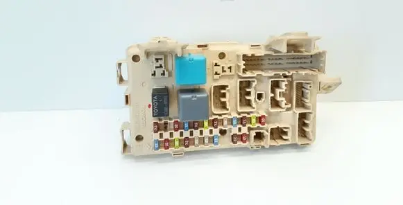 Toyota Avensis T250 Fuse module 82641CA020F