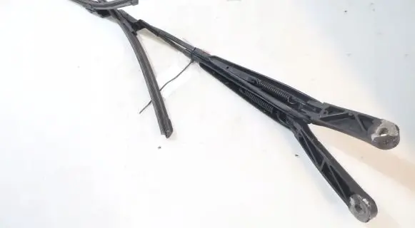 Volkswagen PASSAT B7 USA Front wiper blade arm