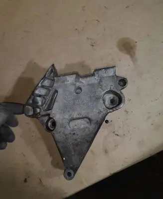 Volkswagen PASSAT B6 Engine mounting bracket 03G199207A Y000TTS62
