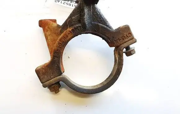 Engine mounting bracket