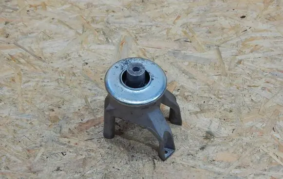 Volkswagen Transporter - Caravelle T5 Engine mount bracket 7H0199849AT