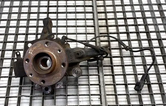 Renault Clio IV Front wheel hub spindle knuckle 
