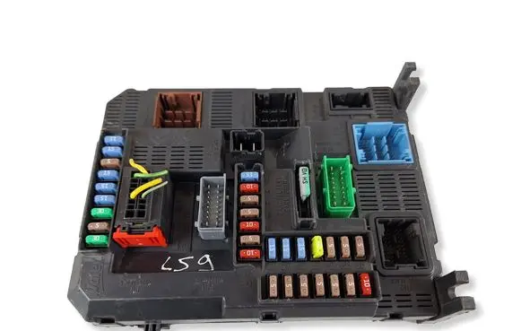 Peugeot 208 I Fuse module 9807531680