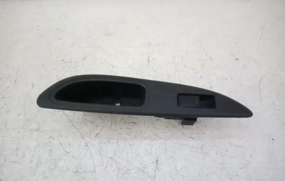Nissan Primera Electric window control switch 82960A760