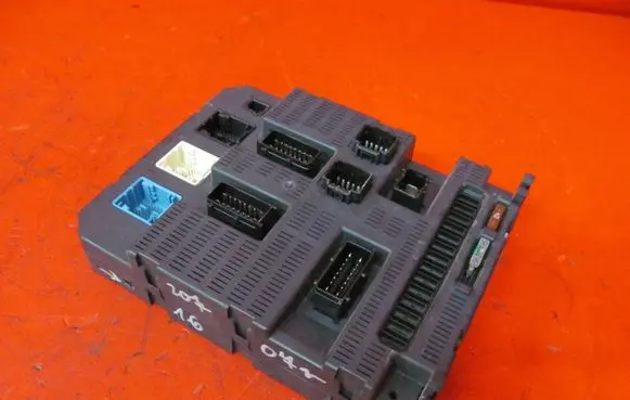 Peugeot 207 Fuse module 9663798280