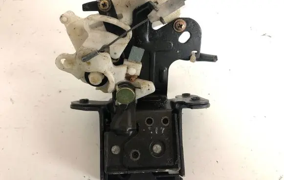 Mazda 3 I Tailgate/trunk/boot lock/catch/latch