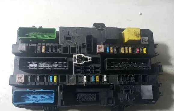 Opel Zafira B Fuse module 13220831 5DK00866953