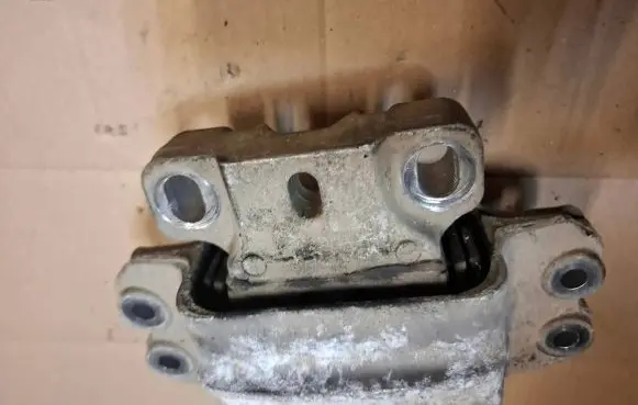 Volkswagen Touran I Engine mount bracket