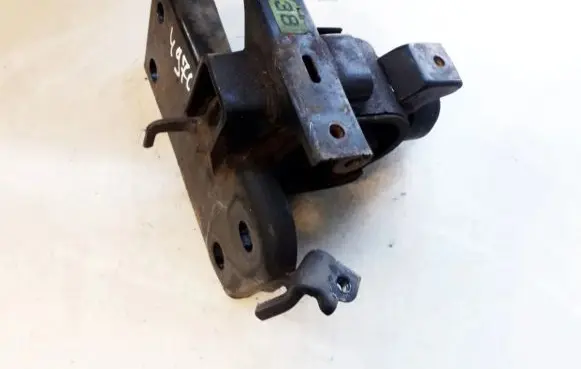 Toyota RAV 4 (XA30) Engine mount bracket av84685 av-84685