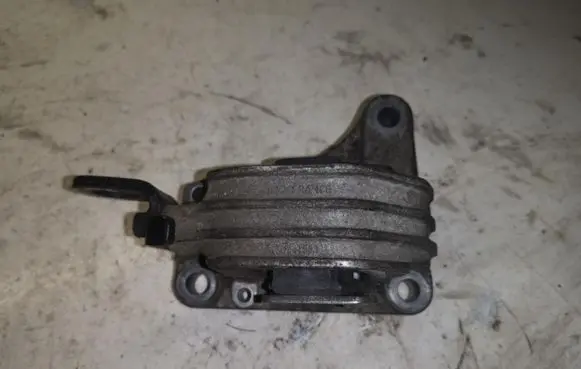 Volvo XC70 Engine mount bracket 30741583 A15812