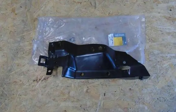 Renault Scenic RX Fender mounting bracket