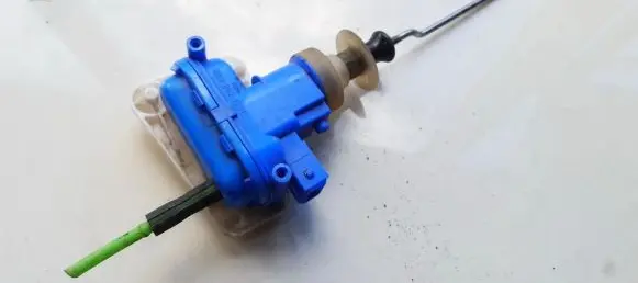 Audi 80 90 S2 B4 Central locking motor 893862153C