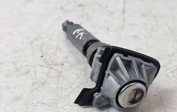 Peugeot 308 Front door lock (next to the handle) 