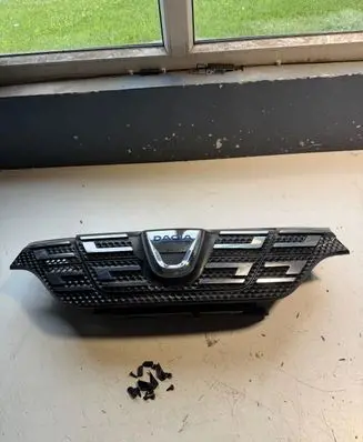 Dacia Spring Front bumper upper radiator grill 623105273R 5007
