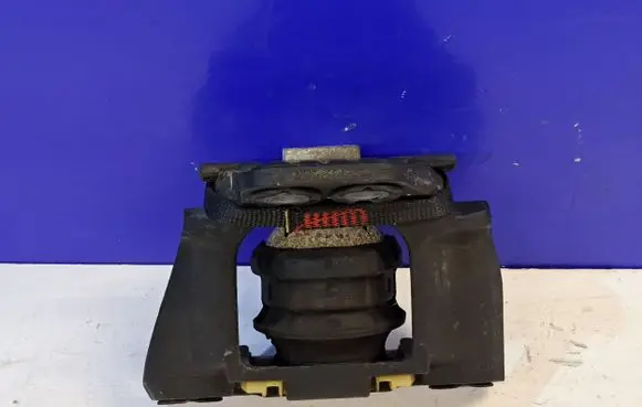 Volvo XC90 Engine mount bracket 31686885 32137494