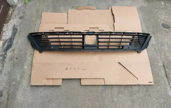 Nissan Townstar Front bumper lower grill 622543102R