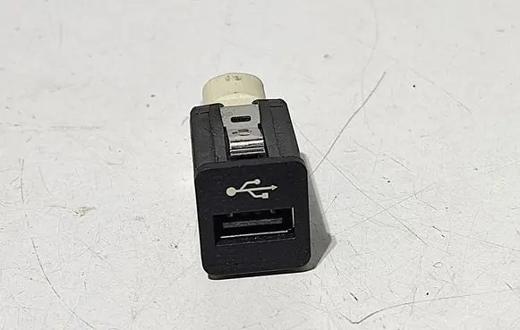BMW 5 F10 F11 USB socket connector 9167196 6131916719601