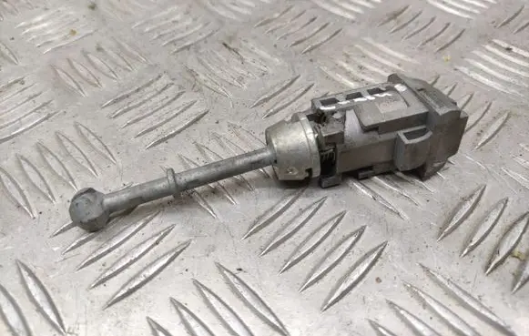 Citroen C4 Cactus Front door lock (next to the handle) 