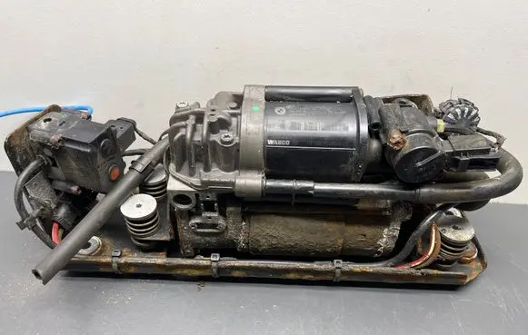 BMW 5 F10 F11 Air suspension compressor/pump 6794465 24449710 0341601104