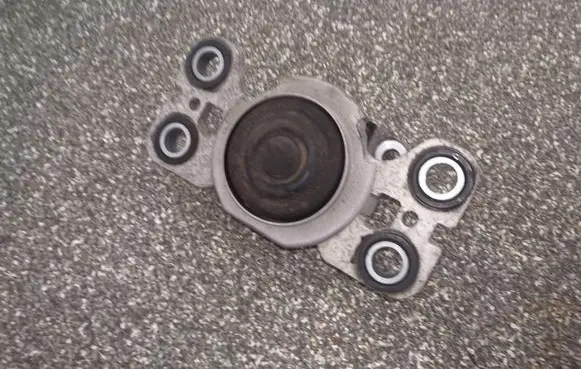Volvo S60 Engine mount bracket