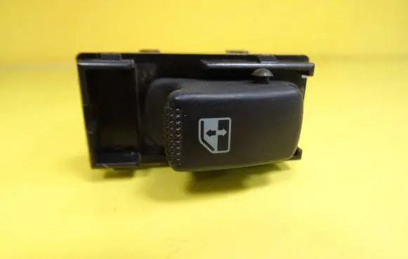 Hyundai Trajet Electric window control switch 621W10100