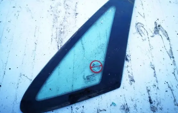 Renault Laguna I Rear side window
